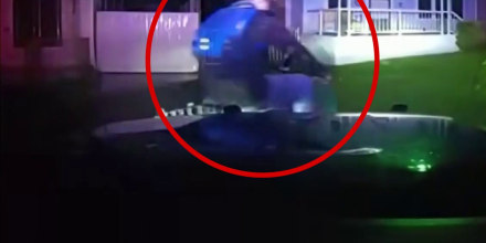 Policías disparan y matan a hombre que presuntamente les apuntó con un arma