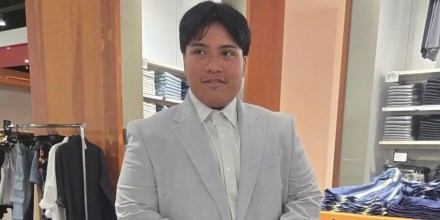 Madre denuncia que su hijo lleva una semana en custodia de ICE en una instalación de 72 horas