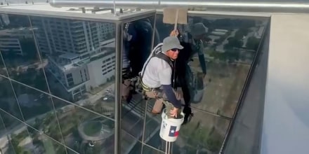 Mujer insulta a limpiador de ventanas mexicano mientras trabajaba y el video se hace viral