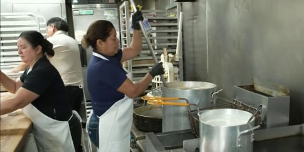 Negocios latinos en Los Ángeles culpan a las redadas de ICE por la caída de ventas