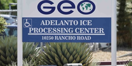 Un juez ordena reformas a centro de detención de Adelanto, California