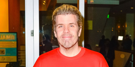 La familia del bloguero Perez Hilton dice que ha empezado a hablar tras autolesiones