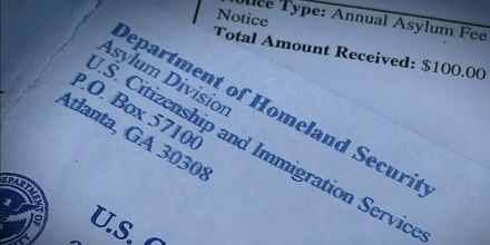Un pago de $100 pone en riesgo los casos de miles de solicitantes de asilo