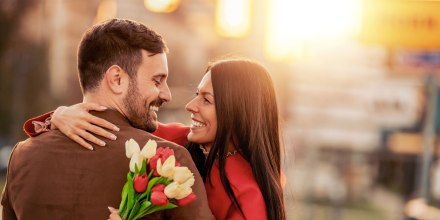 Cómo la situación financiera impacta las relaciones de pareja, según una encuesta