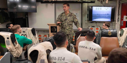 El jefe del Comando Central visitó el buque USS Lincoln tras denuncias de malas condiciones a bordo