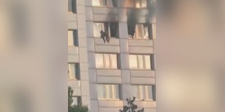 Vea cómo una mujer salta de un edificio para salvarse de un incendio en en Berlín