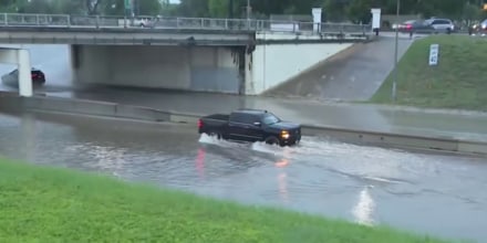 Rescatan a personas atrapadas por las inundaciones en el sur de Texas