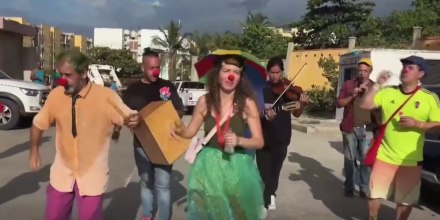 Cirqueros buscan llevar la alegría a los niños afectados por los sismos en Venezuela