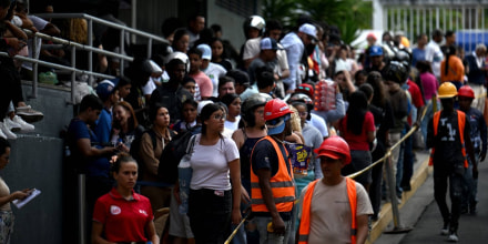 Cientos de personas acuden a los hospitales "colapsados" en búsqueda de sus familiares