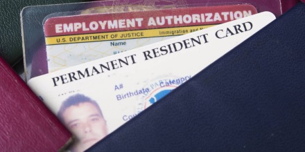 El Gobierno de Trump revoca los permisos de trabajo a cientos de inmigrantes venezolanos y cubanos