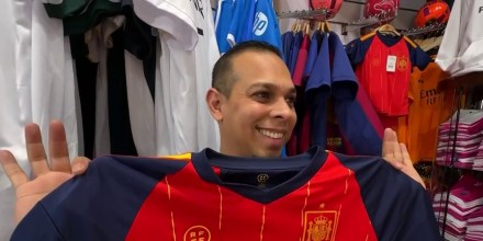 En Madrid se dispara la venta de camisetas de la ‘Roja’ previo a la final con Argentina