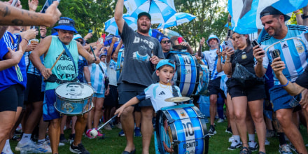 Los argentinos celebran la victoria ante Egipto tras un partido que sacó las lágrimas a Messi