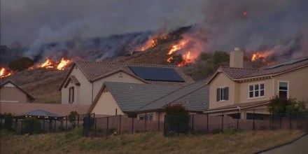 Residentes de Simi Valley evacuados por un incendio narran lo que viven