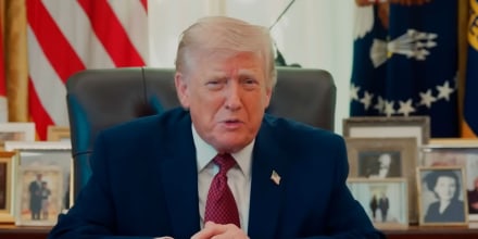 Trump lee en evento un versículo de la Biblia citado por nacionalistas cristianos