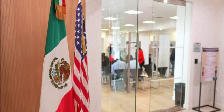 Cerca de 400 empleados de consulados mexicanos en EE.UU. enfrentan el vencimiento de sus visas