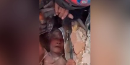 Vea el dramático rescate de una mujer que quedó sepultada bajo escombros