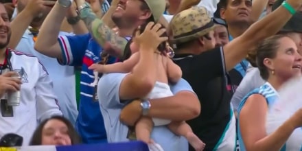 Un fan que llevó un bebé al estadio de Uruguay y Arabia Saudita enfrenta críticas