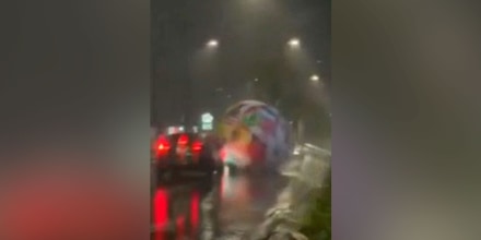 Un balón inflable gigante se desprende de su base y rueda por las calles de El Salvador