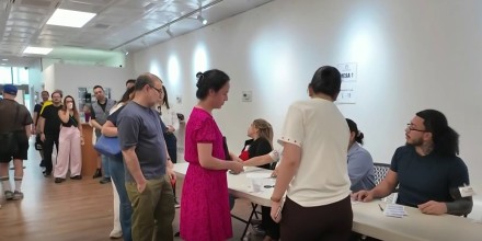 Los colombianos en el exterior votan en la segunda vuelta de las presidenciales