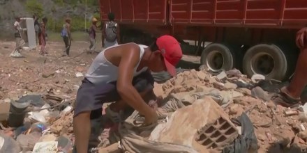 Los damnificados buscan entre los escombros algo que puedan reutilizar tras perderlo todo