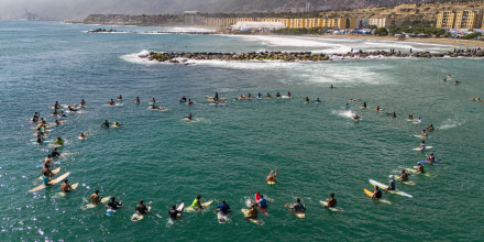 Surfistas venezolanos regresan al mar y honran a víctimas de los terremotos