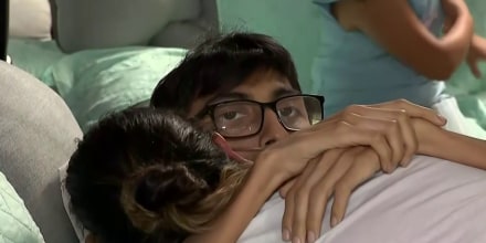 Joven con cáncer terminal de colon vuelve a abrazar a sus padres que fueron deportados