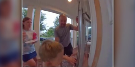 En video: Un rayo sorprende a una familia mientras un padre advertía a sus hijos del peligro