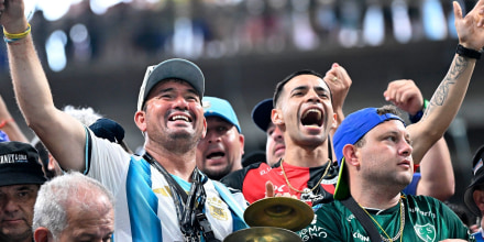 Los argentinos celebran la victoria ante Egipto tras un partido que sacó las lágrimas a Messi