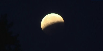 Un eclipse lunar cubrirá el 96% del astro esta noche: vea a qué hora alcanza su punto máximo