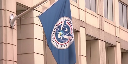 El DHS propone quitar permisos de trabajo a casi un millón de inmigrantes