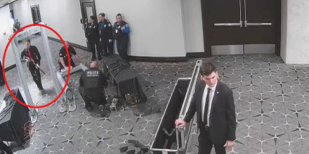 Juez decide que sospechoso de tiroteo en cena de periodistas siga detenido