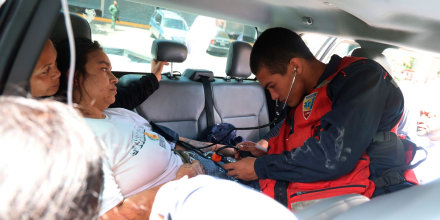 Guantes, adhesivos, gasas: lo que escasea en los hospitales en medio del desastre