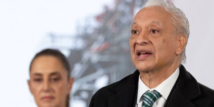 El arresto de un exdirector de Pemex por golpear a su esposa causa indignación en México