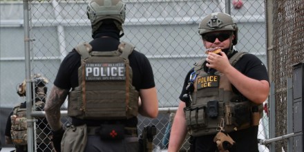 ICE anuncia que equipará a sus agentes con cámaras corporales durante arrestos migratorios