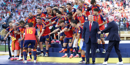 Trump entrega premios a las estrellas de España y Argentina tras la final