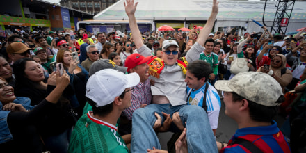 Miles de mexicanos inundan el Zócalo para celebrar el triunfo español