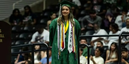 Joven latina dedica mensaje viral de graduación a sus padres