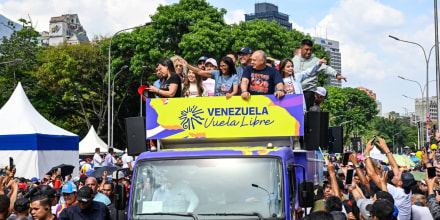 En medio de manifestaciones, Venezuela aumenta el salario mínimo