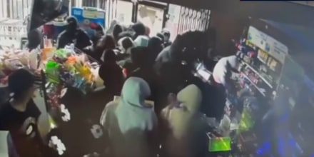 Una turba roba más de 30,000 dólares en mercancía en una licorería de California