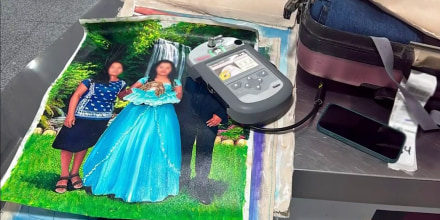 Detienen a persona que llevaba lienzos con cocaína adherida en México
