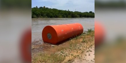 Texas instala más boyas en el río Bravo para disuadir los cruces de migrantes