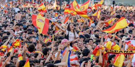 Miles de aficionados salen a las calles de Madrid para recibir al equipo campeón