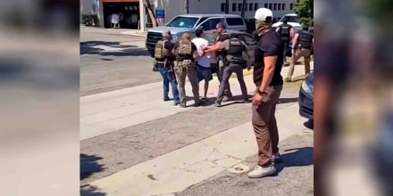 Madre suplica a agente de ICE mientras se llevan a su hijo