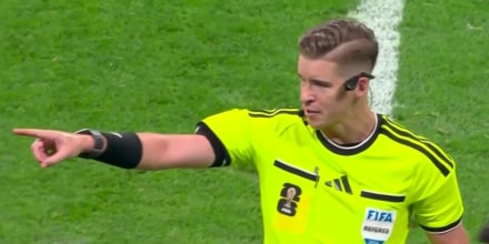 Los cuartos de final del Mundial arrancarán en medio de la polémica por el arbitraje y Argentina