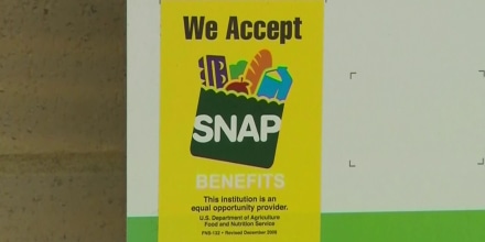 Recortes a cupones de alimentos SNAP golpean a las personas de menos recursos en Arizona