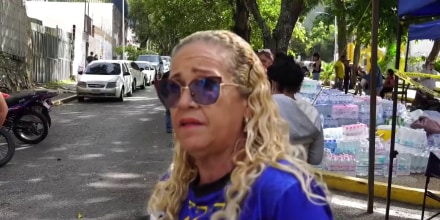 El sonido de golpes entre las ruinas son señal de esperanza en Venezuela