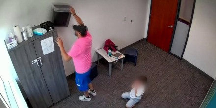 En video: Arrestan a terapeuta por presuntamente patear a un niño en Arizona