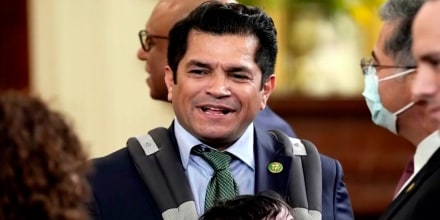 Investigan al congresista Jimmy Gómez por presunta conducta sexual inapropiada
