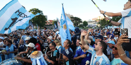 Afición argentina invade Kansas City para celebrar el debut de Messi