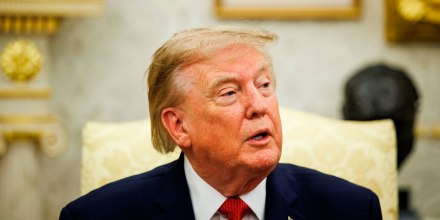 Trump manda callar a una periodista de CNN durante una conferencia de prensa